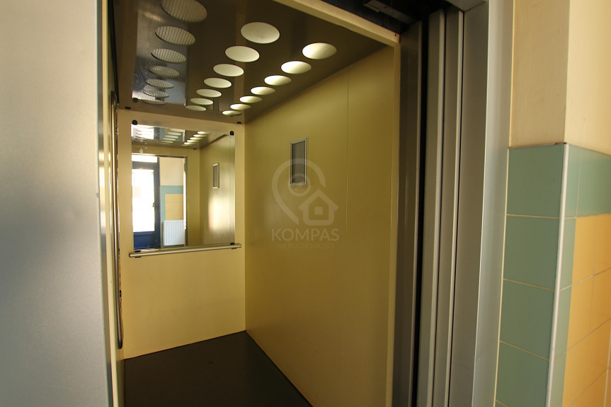 Wrocław, Wrocław-Krzyki, Krzyki, Komuny Paryskiej, 53 m2 w centrum. Ogrz. miejskie, winda, parking